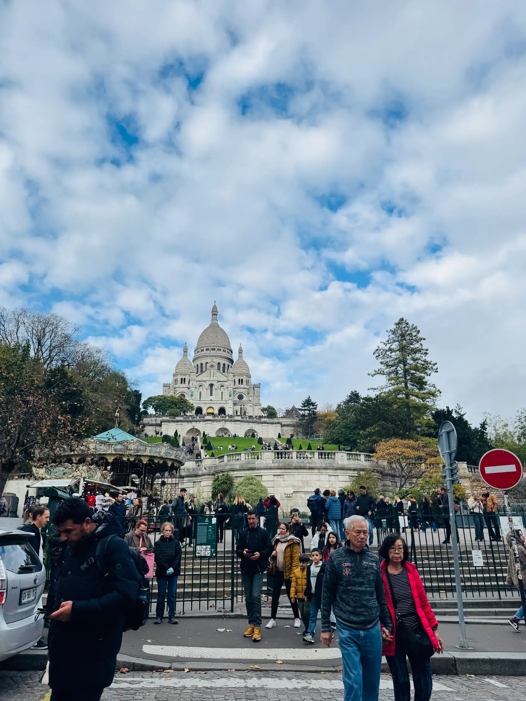 Sacré-Cœur Bazilikası cepheden görünüm ve merdivenler