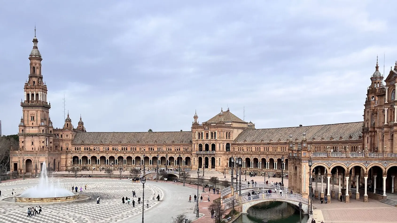 Plaza de España balkonundan geniş meydan ve kanal manzarası