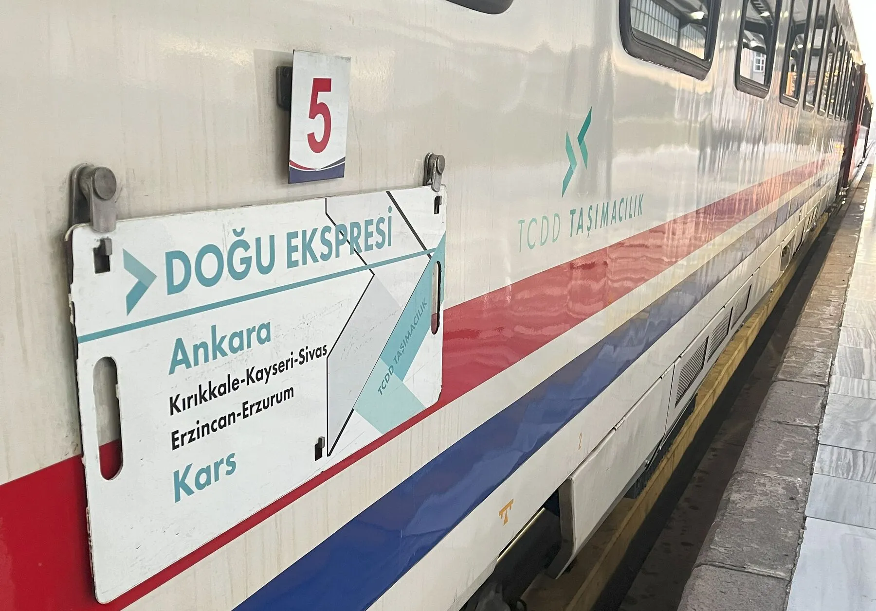 Doğu Ekspresi treninde tabela ve logo detayı