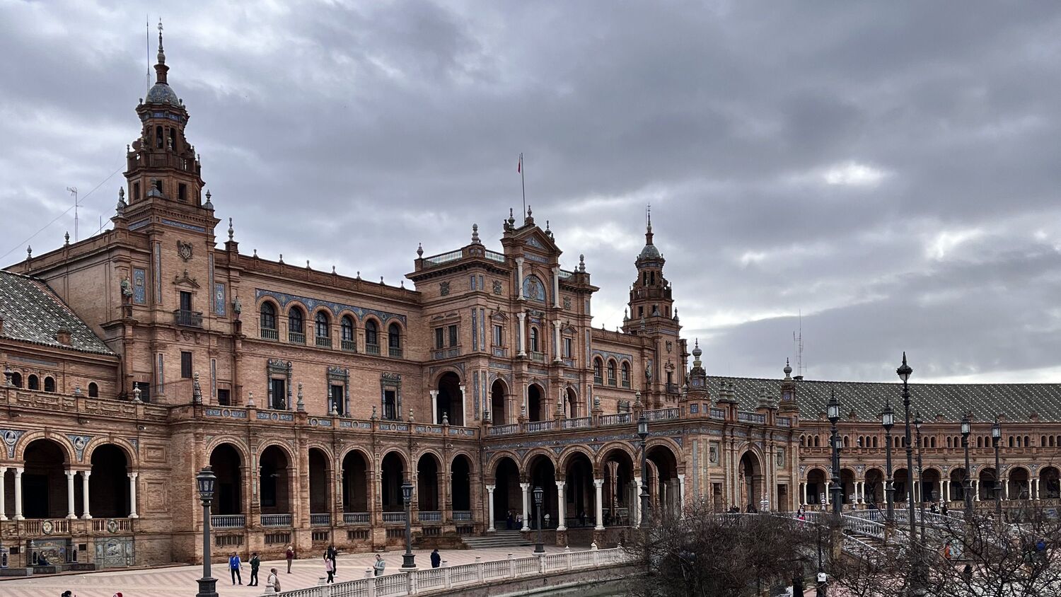 Plaza de España köprüsünden ana bina ve kanal manzarası