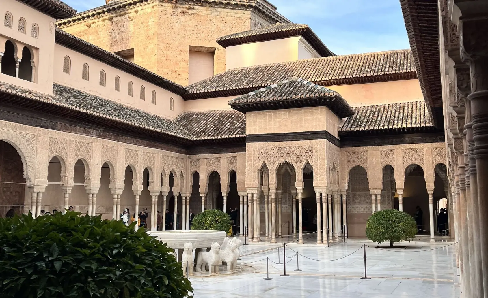 Granada Al Hamra Sarayı Aslanlı Avlu genel görünümü