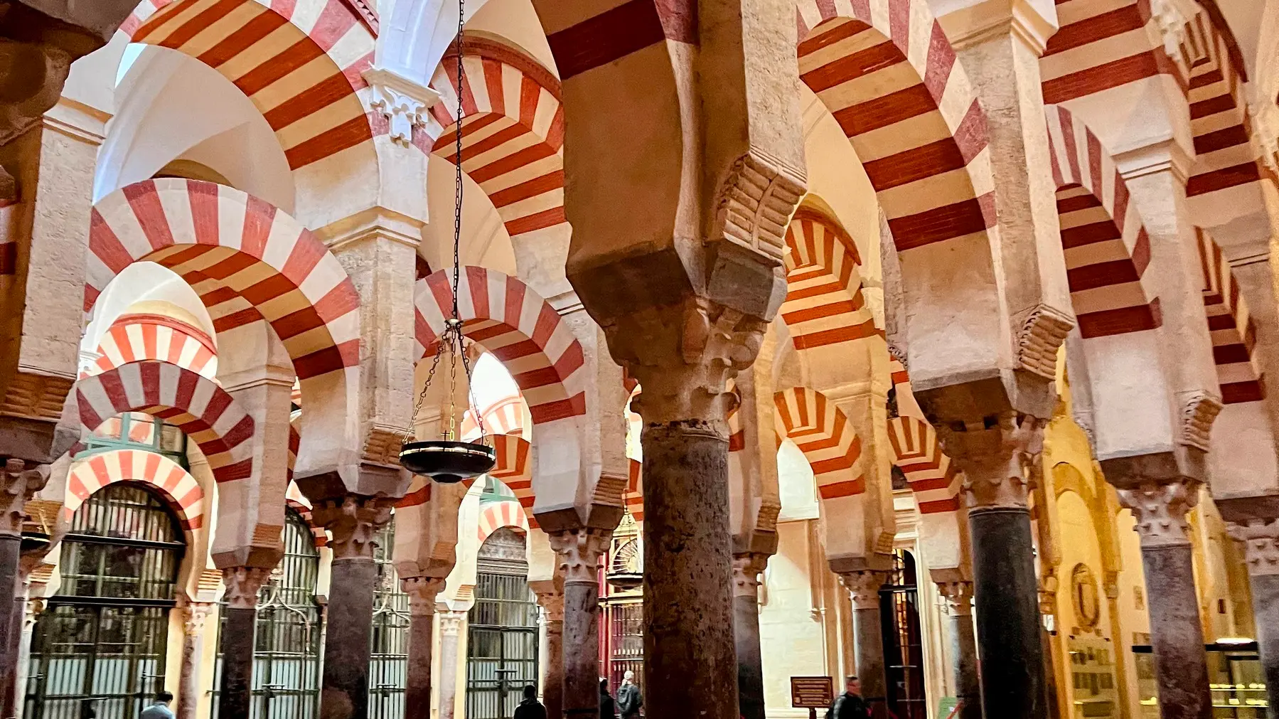 Kurtuba Camii içinde sütunlar ve kırmızı beyaz kemerler