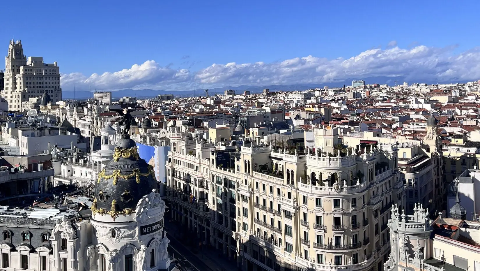 Madrid Gran Via caddesi yukarıdan şehir manzarası